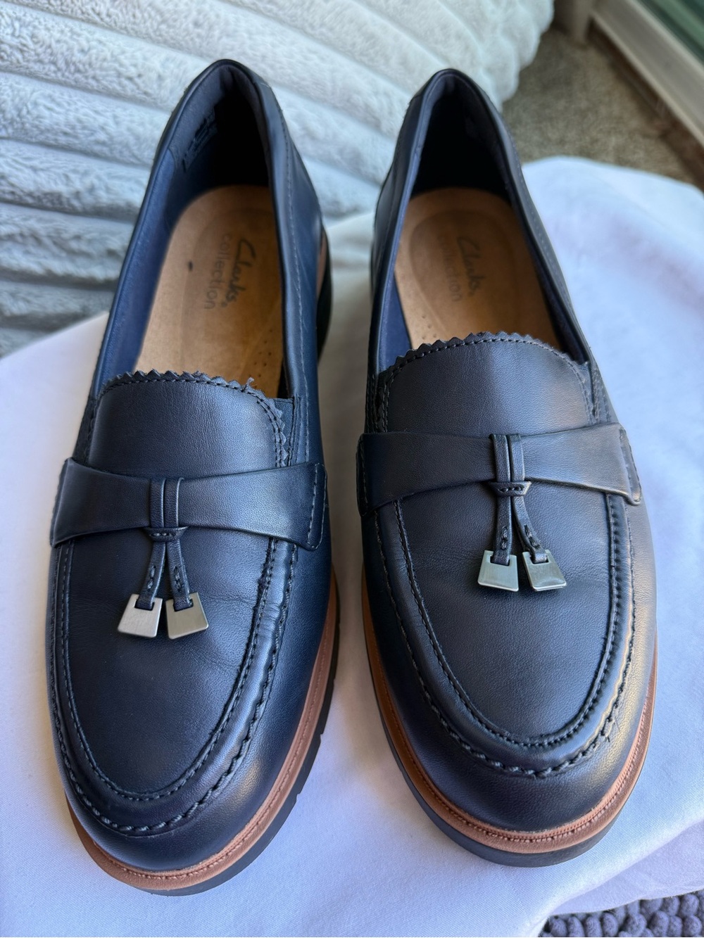NWOT Clarks Navy Leather Tassel Loafers with Brown Trim Classy Preppy Fall